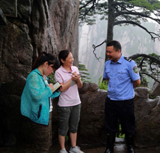 迎客松下的守松人